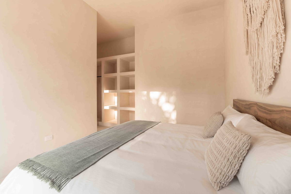 Cocina abierta Casa H con isla grande para chef privado